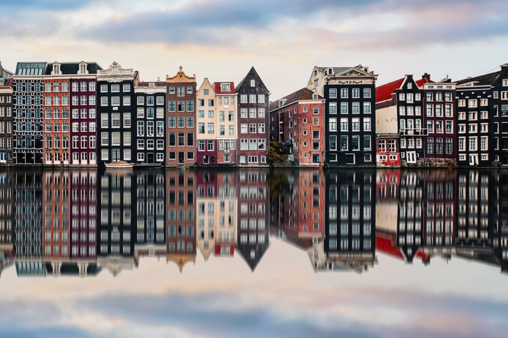 amsterdam houses leaning forward