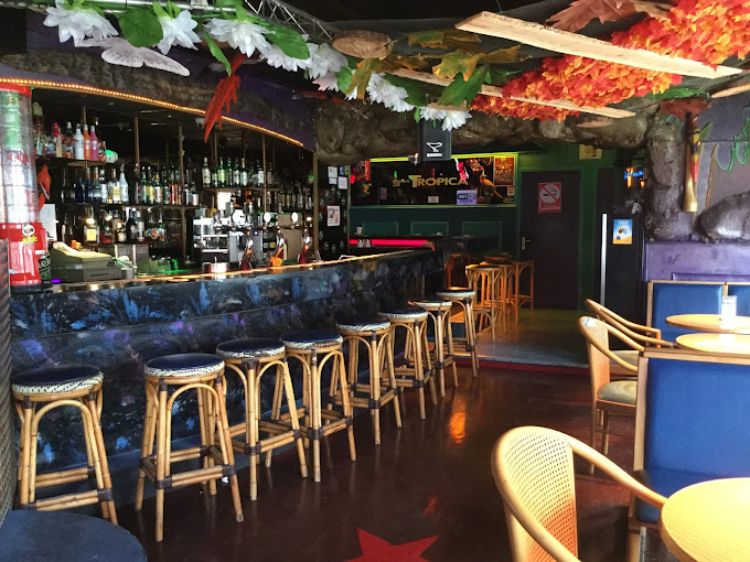 Salon Tropica bar