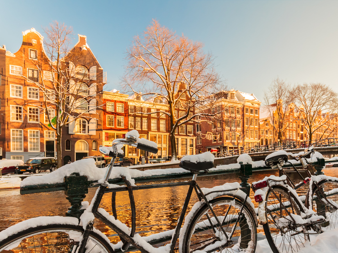 snow in amsterdam canals